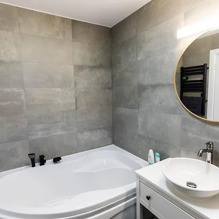 Tan'n'baum Jacuzzi House * Балатонфеньвеш