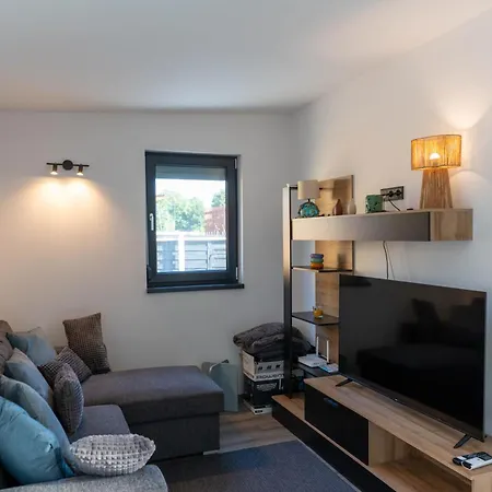 Tan'n'baum Jacuzzi House